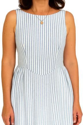 Vestido feminino listrado azul, sem mangas, com cintura marcada e gola redonda – estilo casual elegante para o verão