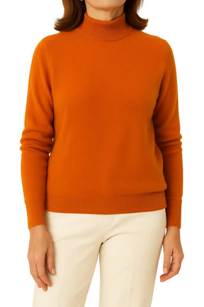 Mulher Usando Suéter Feminino Aurora Gola Alta Canelada