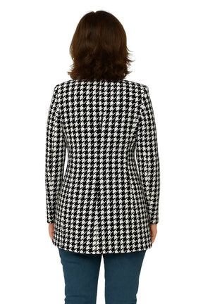 Mulher Usando Blazer Feminino Xadrez Alfaiataria