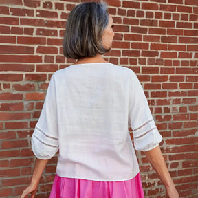 Blusa Feminina de Verão com Mangas Longas e Decote em V Na cor branca