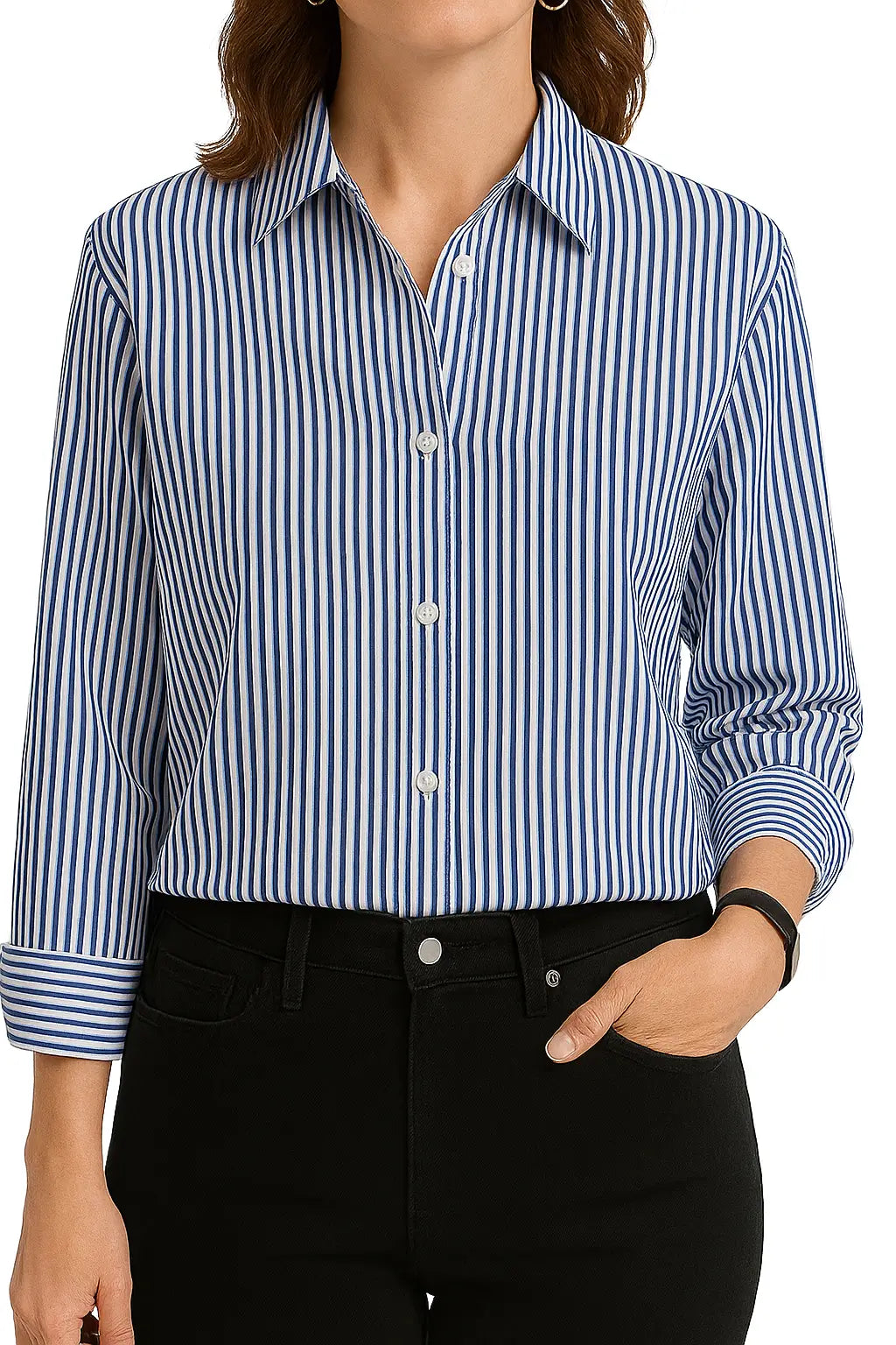Mulher vestindo camisa listrada azul de manga longa com gola clássica e estilo casual