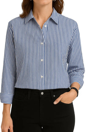 Mulher vestindo camisa listrada azul de manga longa com gola clássica e estilo casual