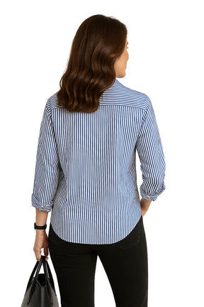 Mulher vestindo camisa listrada azul de manga longa com gola clássica e estilo casual