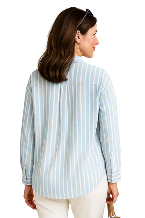 Camisa feminina listrada azul com manga longa, caimento solto e gola polo – modelo leve e respirável para o verão 