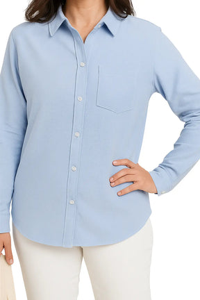 Mulher vestindo Camisa Social Feminina de Algodão com Manga Longa
