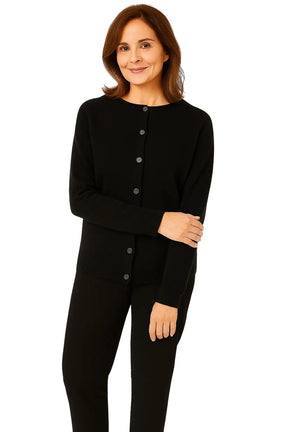 Cardigan feminino de lã merino com gola redonda, botões e caimento confortável, ideal para dias frios.