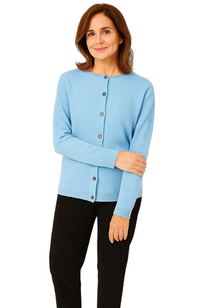 Cardigan feminino de lã merino com gola redonda, botões e caimento confortável, ideal para dias frios.