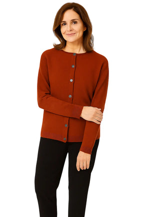 Cardigan feminino de lã merino com gola redonda, botões e caimento confortável, ideal para dias frios.