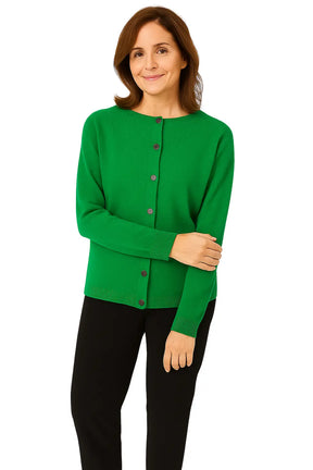 Cardigan feminino de lã merino com gola redonda, botões e caimento confortável, ideal para dias frios.