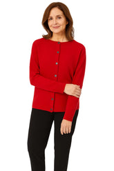 Cardigan feminino de lã merino com gola redonda, botões e caimento confortável, ideal para dias frios.