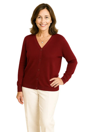 Mulher usando um Cardigan Feminino Gola V Tricô Leve com Botões