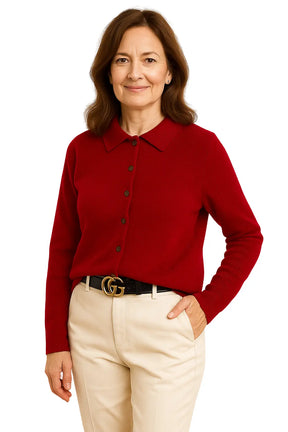 Mulher Usando Cardigan Feminino em Lã Merino com Gola Polo e Botões 