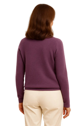 Mulher Usando Cardigan Feminino em Lã Merino com Gola Polo e Botões 