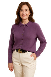 Mulher Usando Cardigan Feminino em Lã Merino com Gola Polo e Botões 