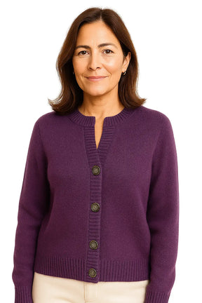 Mulher Usando Cardigan Feminino em Tricô com Botões
