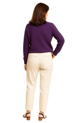 Mulher Usando Cardigan Feminino em Tricô com Botões