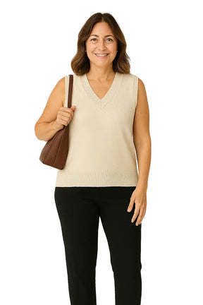 Mulher Usando Colete Feminino Basico  em Tricô com Decote V