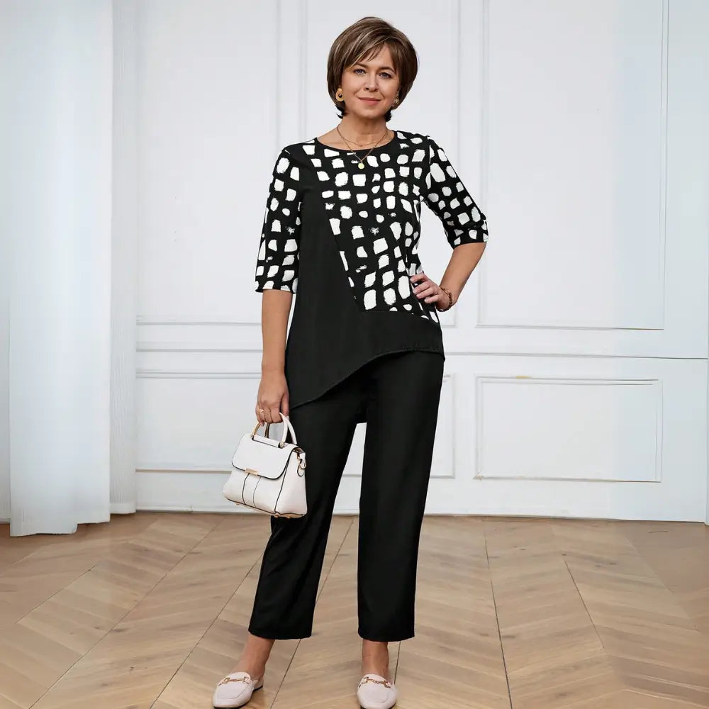 Conjunto FemininoCom Camisa Manga Curta e Gola Redonda e Calça Preta.