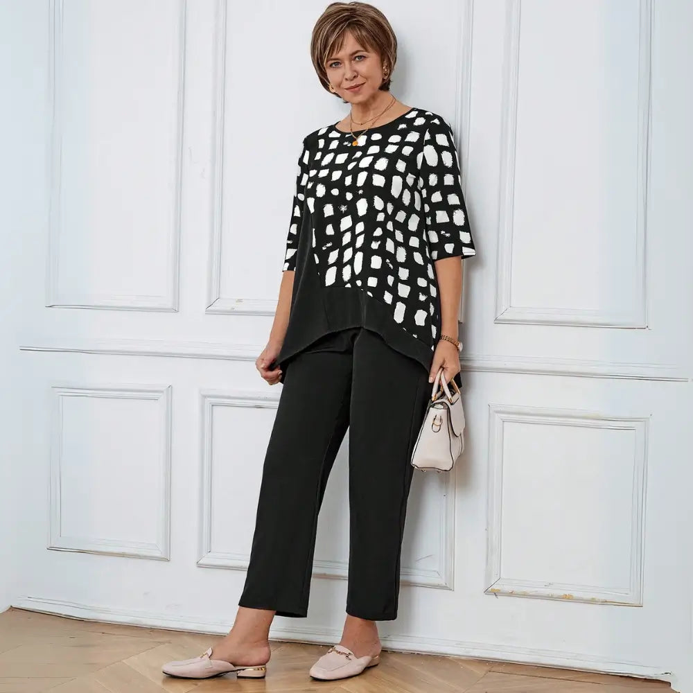 Conjunto FemininoCom Camisa Manga Curta e Gola Redonda e Calça Preta.