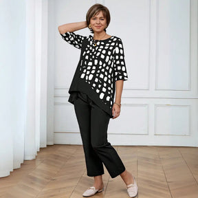 Conjunto FemininoCom Camisa Manga Curta e Gola Redonda e Calça Preta.