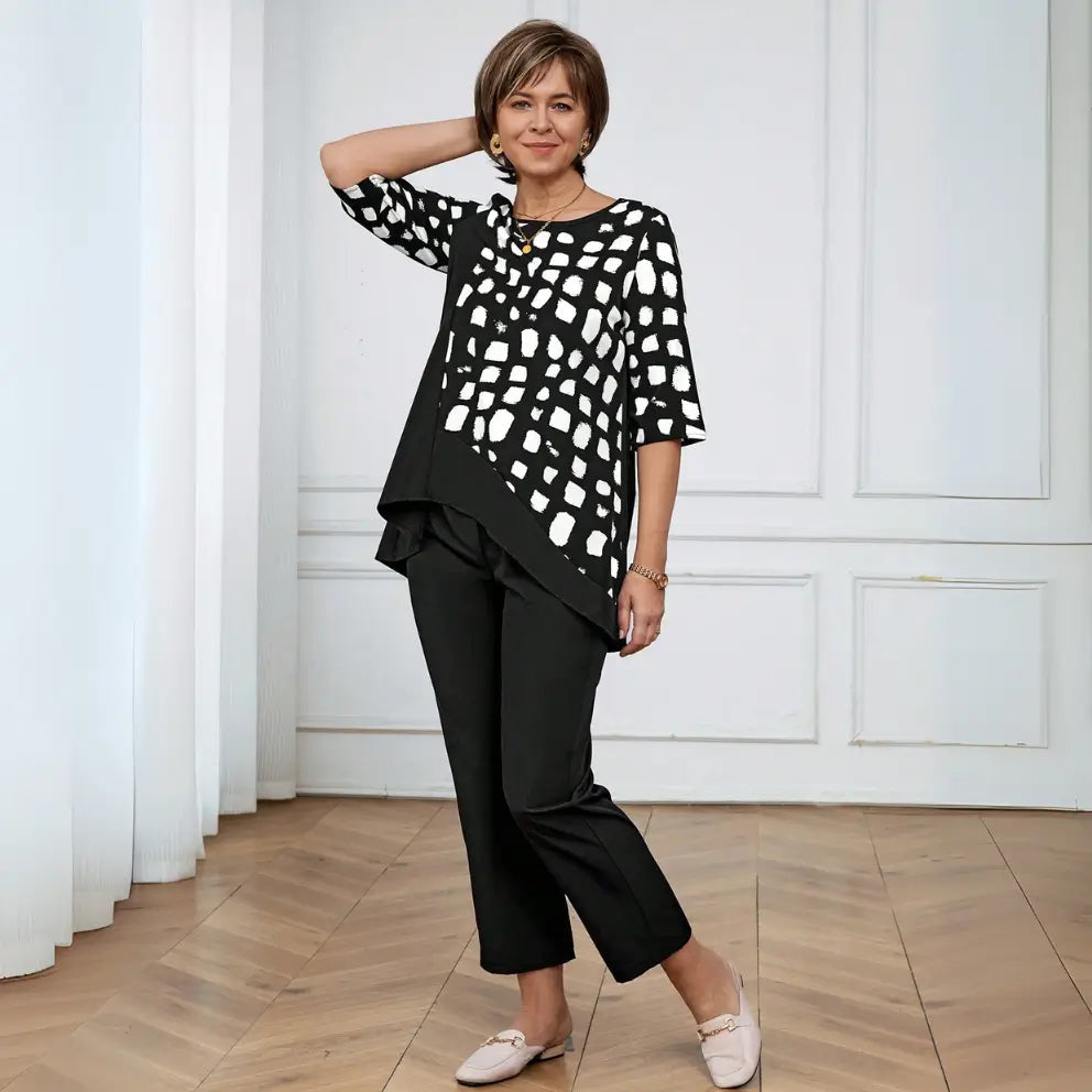 Conjunto FemininoCom Camisa Manga Curta e Gola Redonda e Calça Preta.