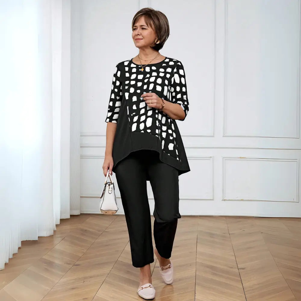 Conjunto FemininoCom Camisa Manga Curta e Gola Redonda e Calça Preta.