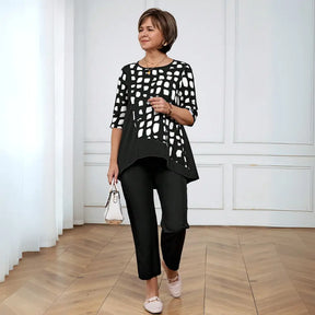 Conjunto FemininoCom Camisa Manga Curta e Gola Redonda e Calça Preta.