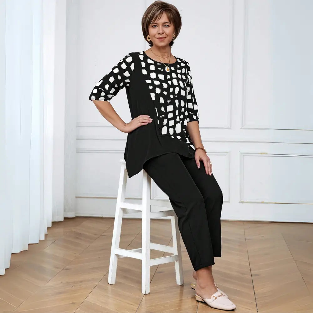 Conjunto FemininoCom Camisa Manga Curta e Gola Redonda e Calça Preta.