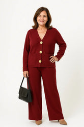 Conjunto feminino de tricô com cardigan de botões e calça pantalona cintura alta – estilo elegante para dias frios.