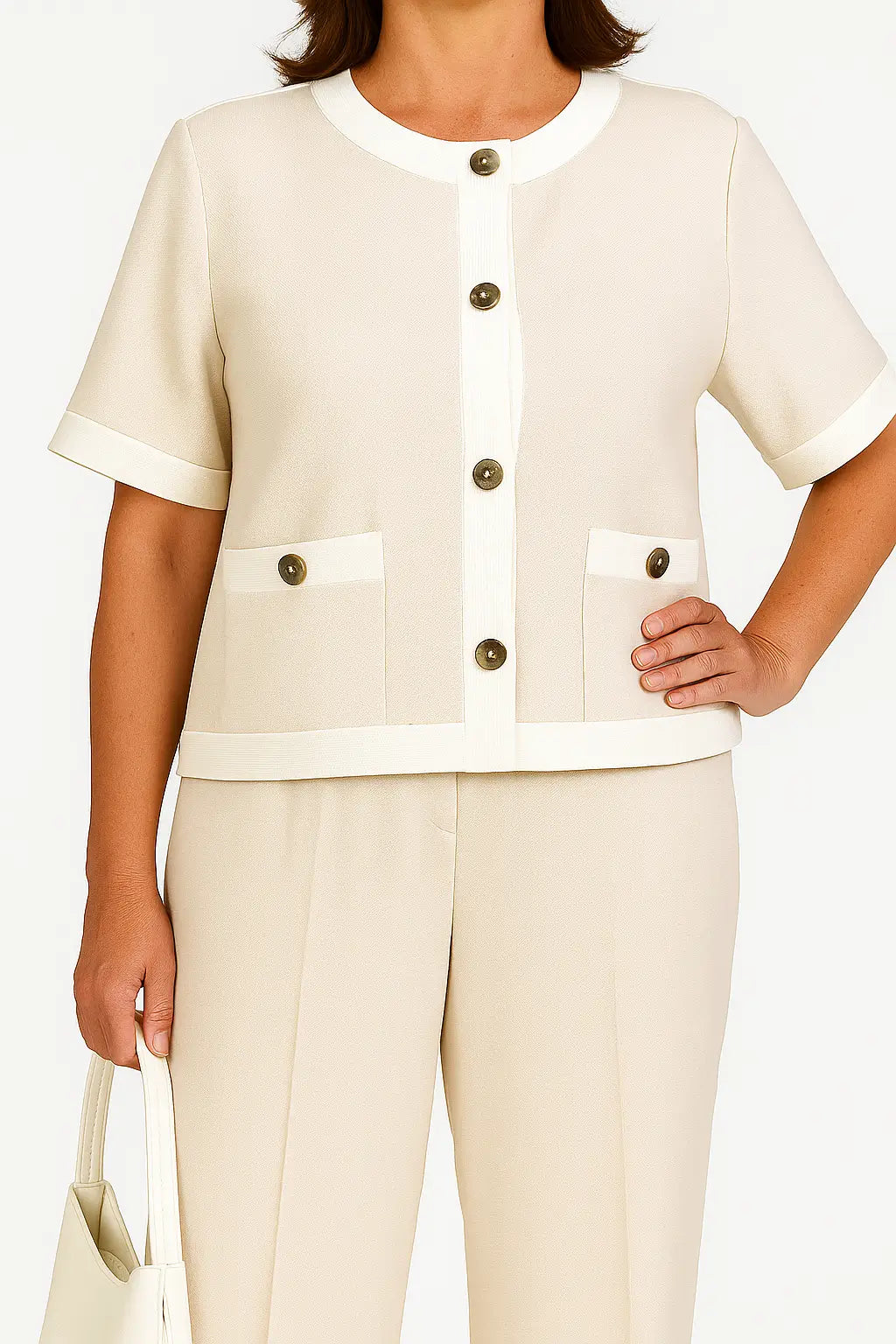 Conjunto feminino elegante com camisa de botão e calça reta de cintura alta, estilo moderno para o verão.