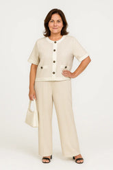 Conjunto feminino elegante com camisa de botão e calça reta de cintura alta, estilo moderno para o verão.