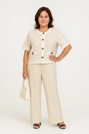 Conjunto feminino elegante com camisa de botão e calça reta de cintura alta, estilo moderno para o verão.