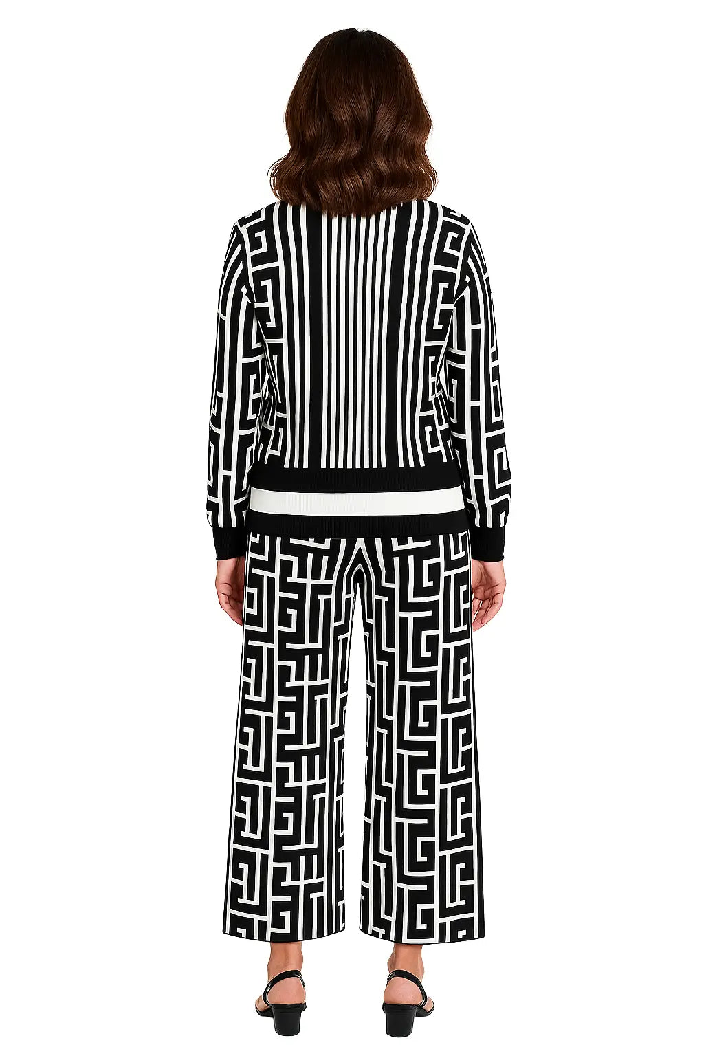 Mulher Usando Conjunto Feminino Casual em Tricô com Blusa e Calça Pantalona