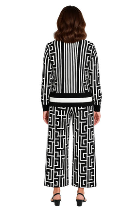 Mulher Usando Conjunto Feminino Casual em Tricô com Blusa e Calça Pantalona