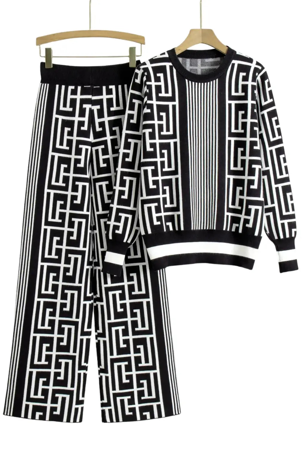 Mulher Usando Conjunto Feminino Casual em Tricô com Blusa e Calça Pantalona