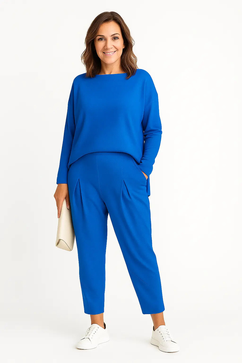 Mulher usando conjunto esportivo feminino com blusa irregular de manga longa e calça harem soltinha, ideal para a Primavera/Verão