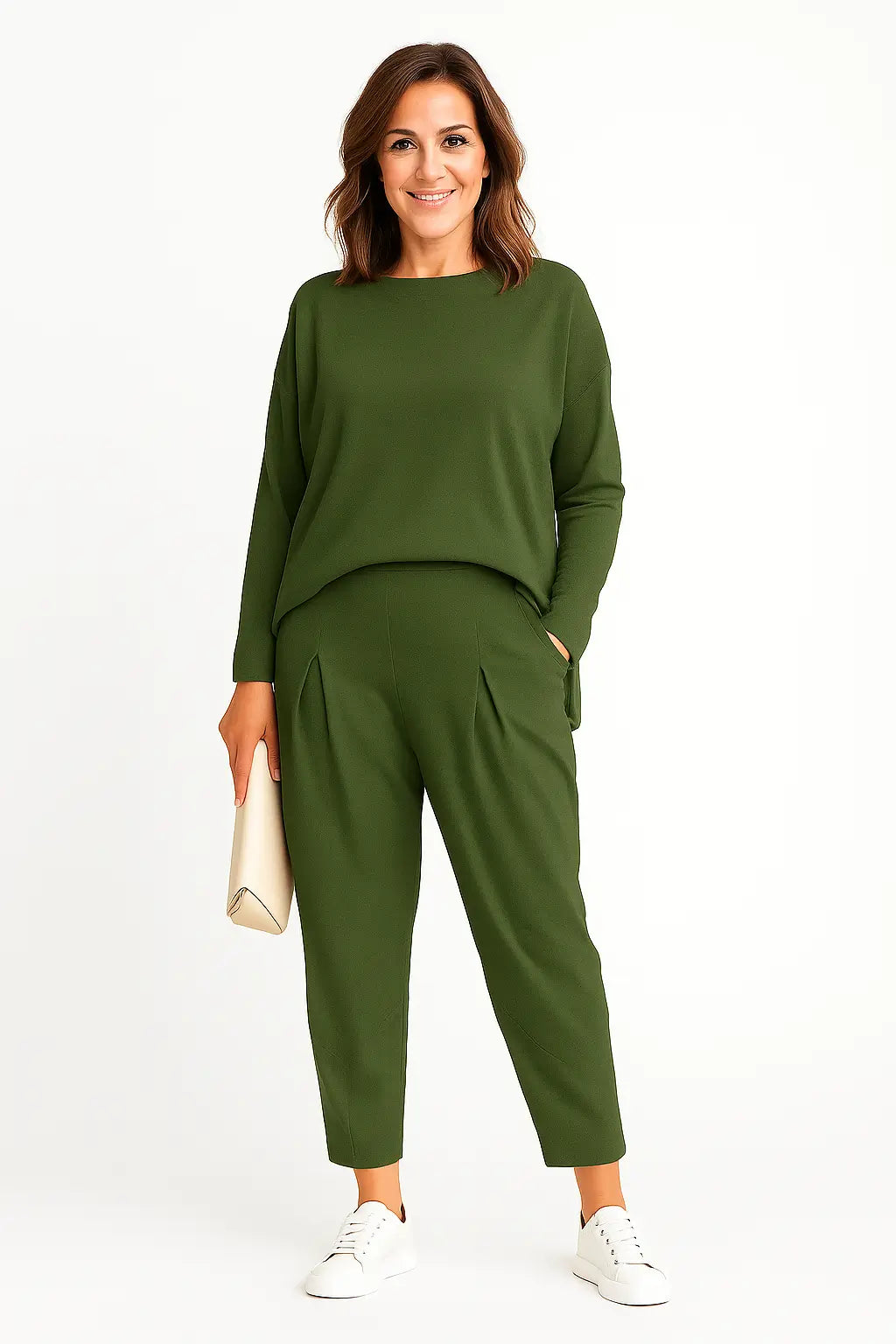 Mulher usando conjunto esportivo feminino com blusa irregular de manga longa e calça harem soltinha, ideal para a Primavera/Verão
