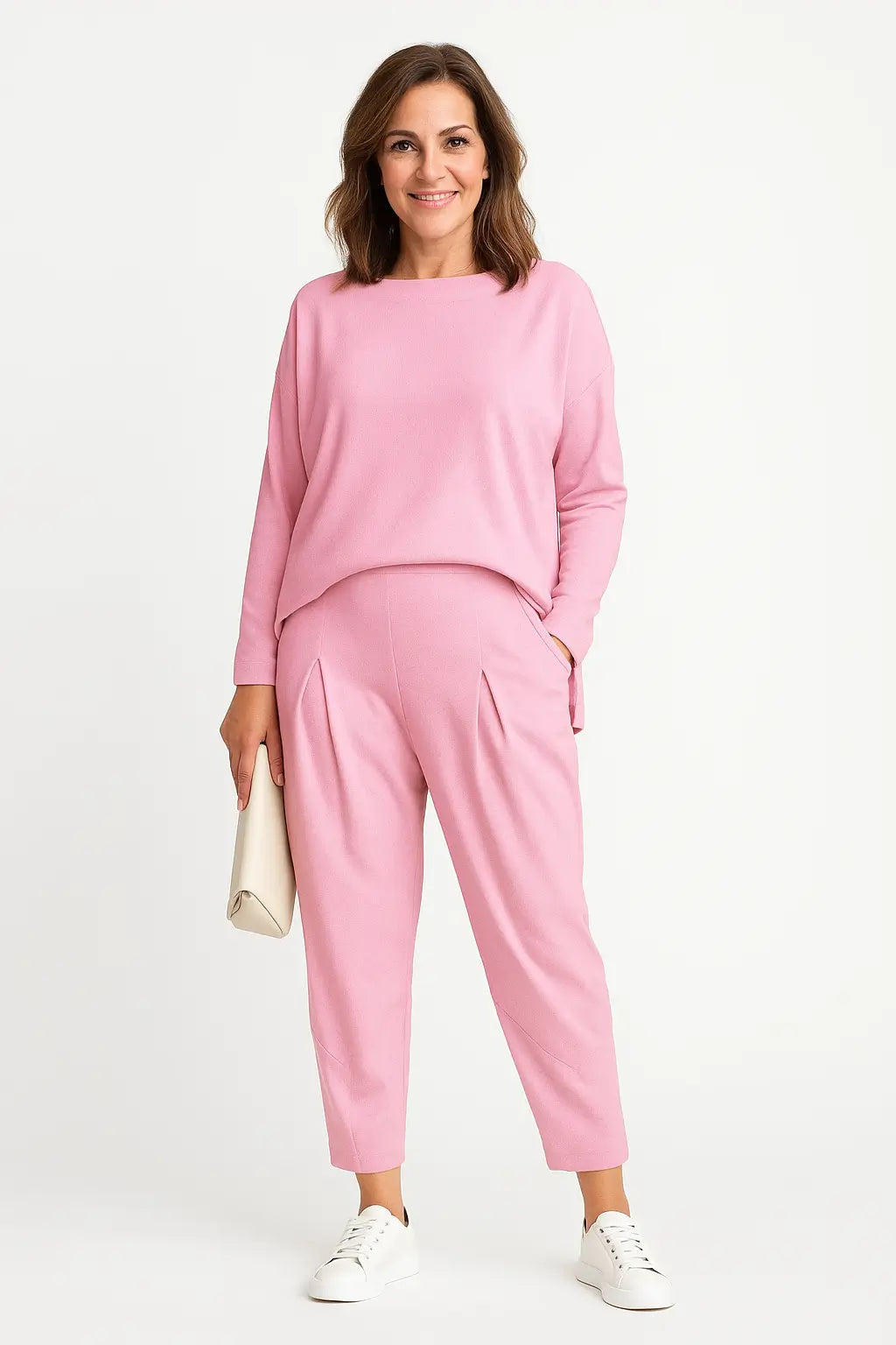 Mulher usando conjunto esportivo feminino com blusa irregular de manga longa e calça harem soltinha, ideal para a Primavera/Verão