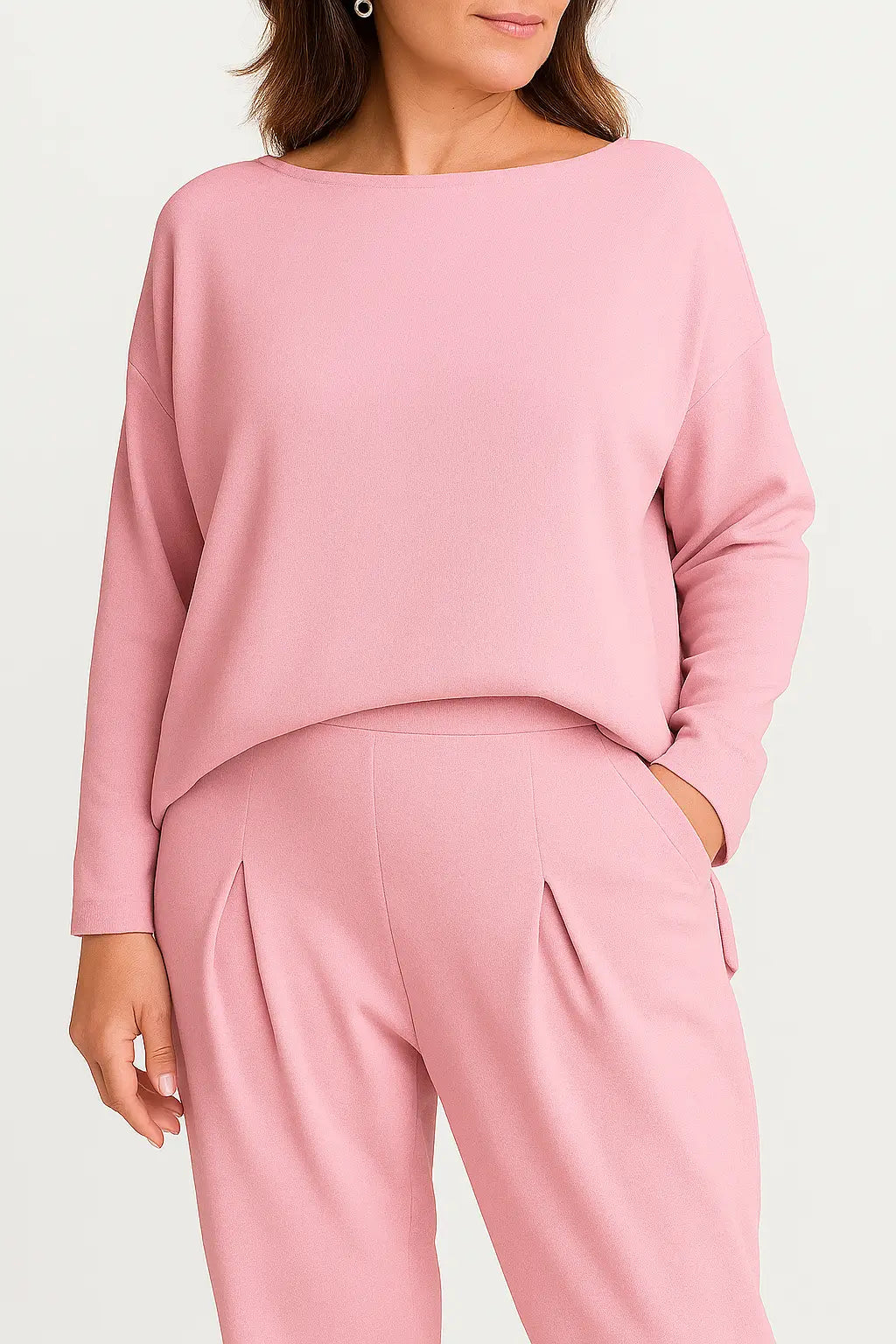 Mulher usando conjunto esportivo feminino com blusa irregular de manga longa e calça harem soltinha, ideal para a Primavera/Verão