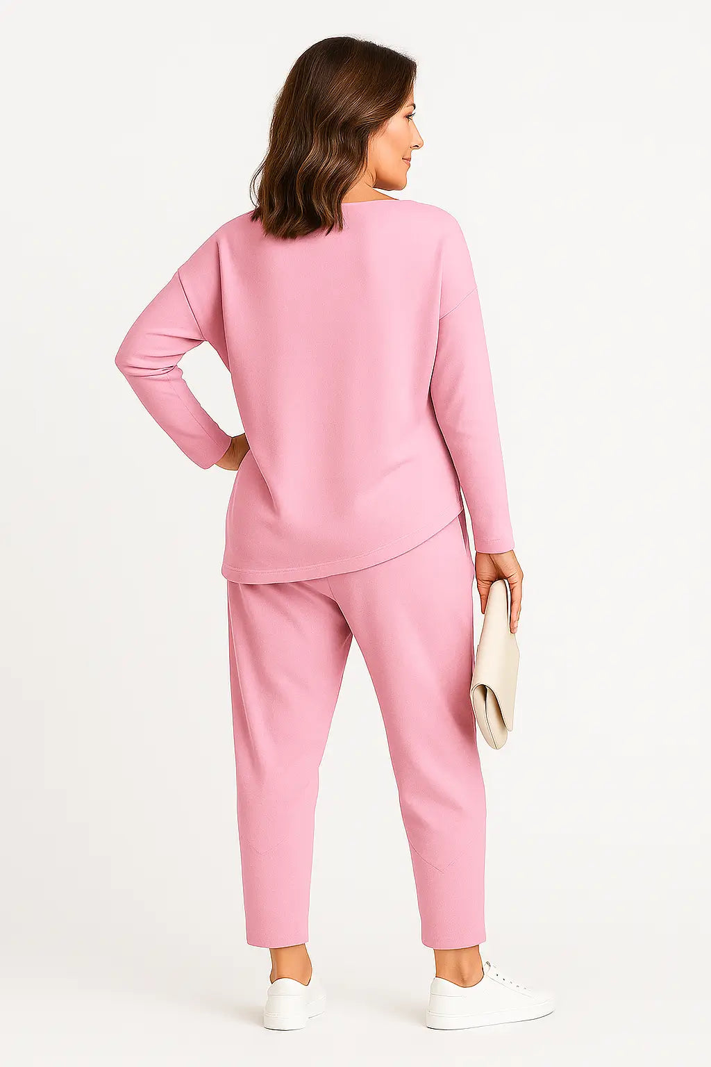 Mulher usando conjunto esportivo feminino com blusa irregular de manga longa e calça harem soltinha, ideal para a Primavera/Verão