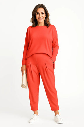 Mulher usando conjunto esportivo feminino com blusa irregular de manga longa e calça harem soltinha, ideal para a Primavera/Verão