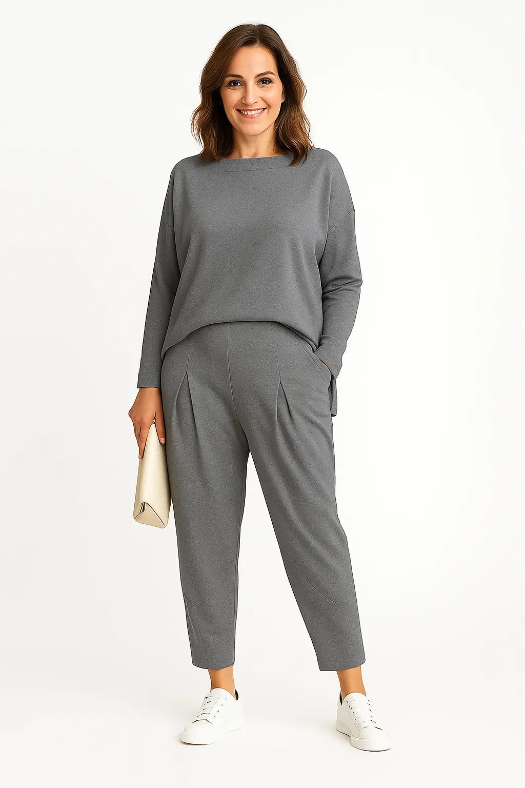 Mulher usando conjunto esportivo feminino com blusa irregular de manga longa e calça harem soltinha, ideal para a Primavera/Verão