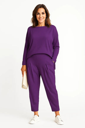 Mulher usando conjunto esportivo feminino com blusa irregular de manga longa e calça harem soltinha, ideal para a Primavera/Verão