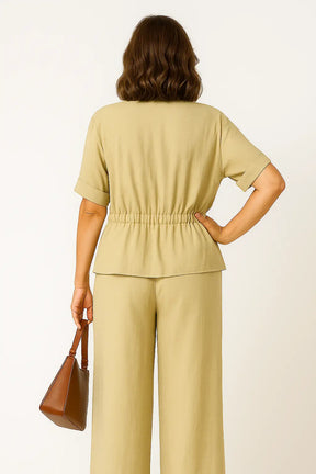 Conjunto feminino verão 2025 com casaco de zíper e calça larga, estilo casual moderno e elegante.