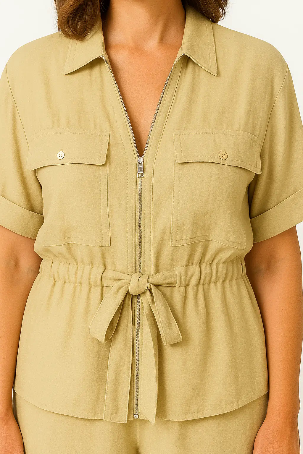 Conjunto feminino verão 2025 com casaco de zíper e calça larga, estilo casual moderno e elegante.