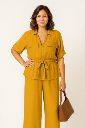 Conjunto feminino verão 2025 com casaco de zíper e calça larga, estilo casual moderno e elegante.