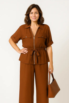 Conjunto feminino verão 2025 com casaco de zíper e calça larga, estilo casual moderno e elegante.