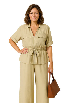 Conjunto feminino verão 2025 com casaco de zíper e calça larga, estilo casual moderno e elegante.