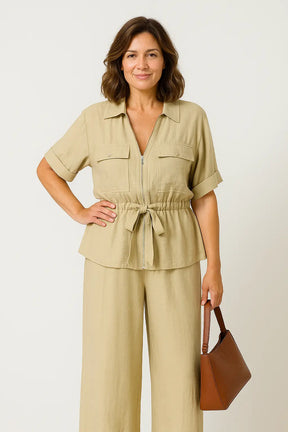 Conjunto feminino verão 2025 com casaco de zíper e calça larga, estilo casual moderno e elegante.