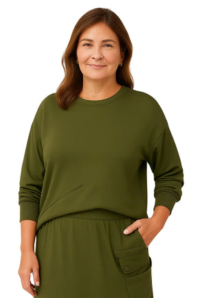 Mulher Usando Conjunto Feminino com Saia Midi e Moletom Longo